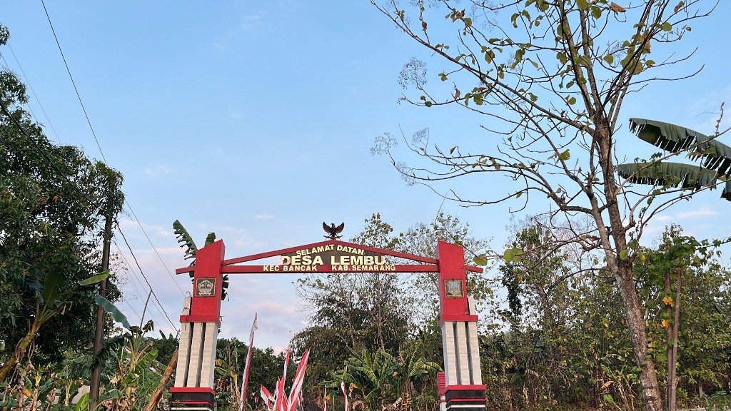 Gapura Selamat Datang di Desa Lembu